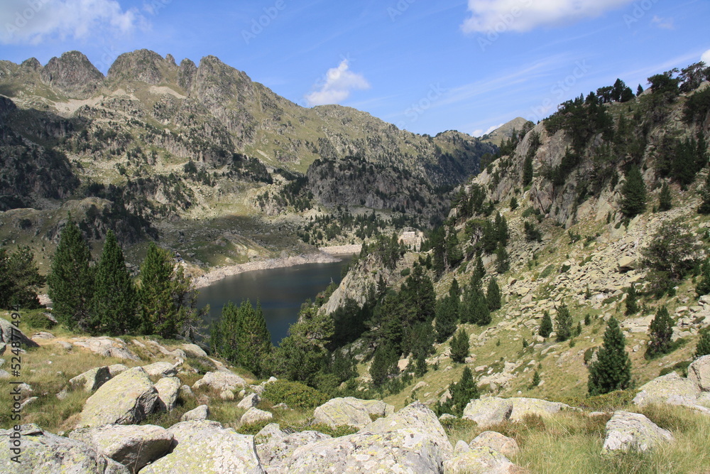 Obraz premium Lago en circo glaciar en las montañas del Pirineo
