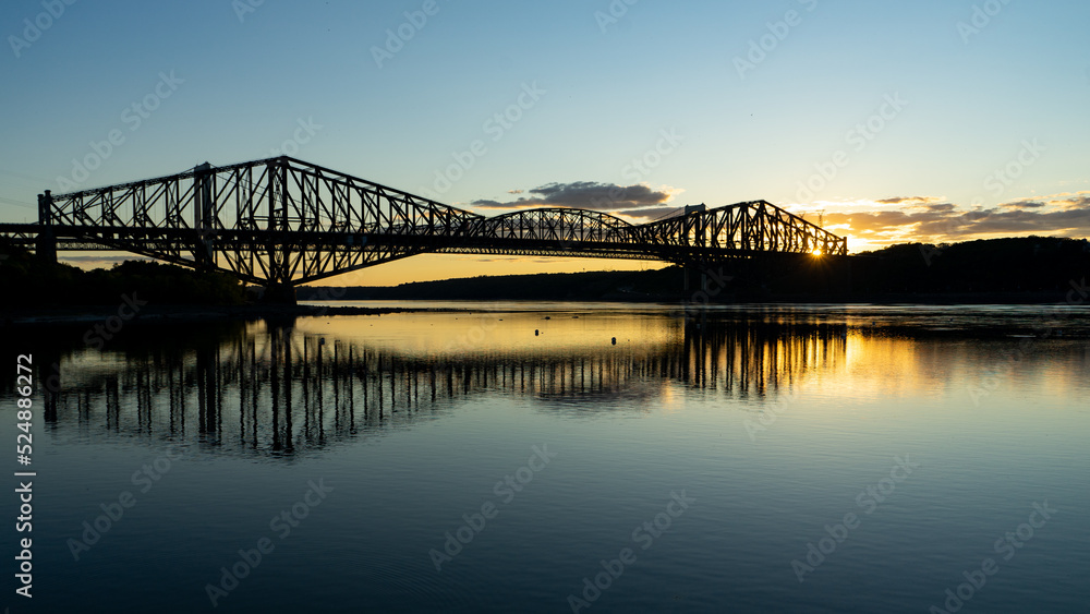 Obraz premium Quebec Old Bridge at Sunset