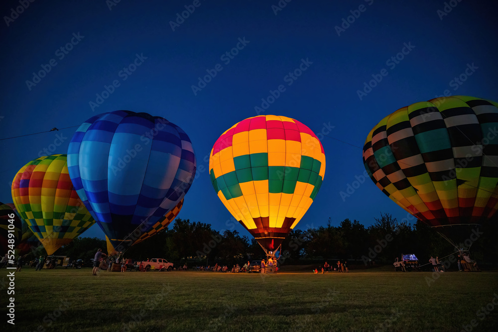 Obraz premium Night view of the Firelake Fireflight Balloon Festival event