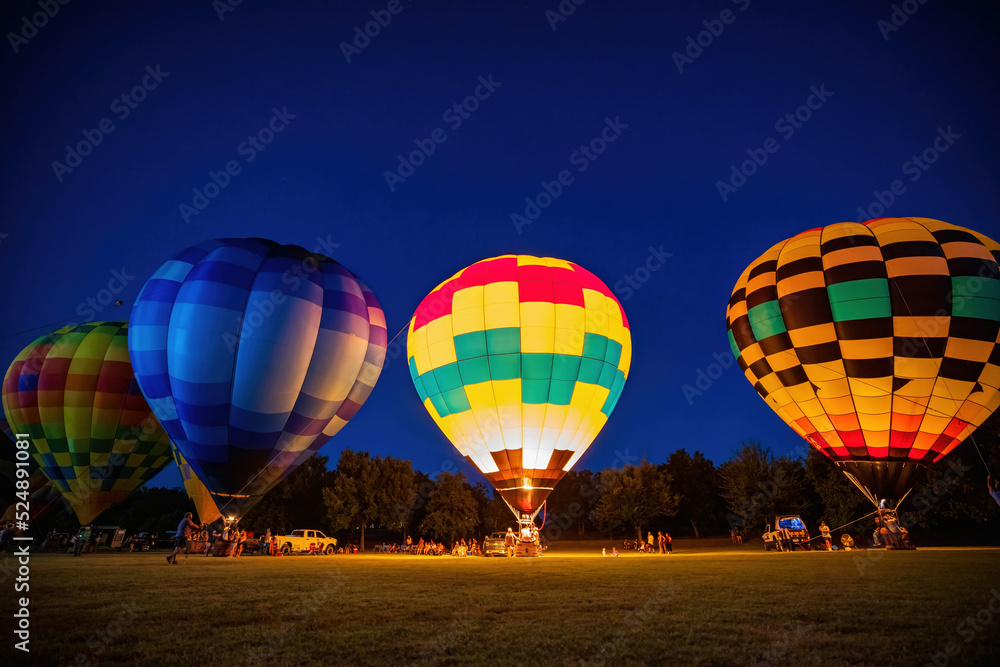 Obraz premium Night view of the Firelake Fireflight Balloon Festival event