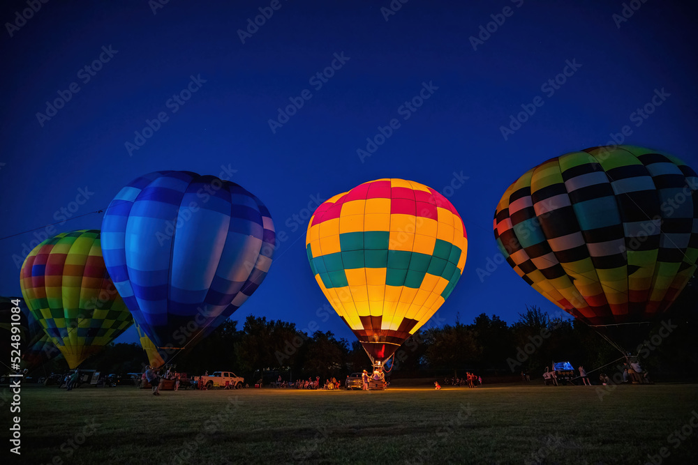 Obraz premium Night view of the Firelake Fireflight Balloon Festival event
