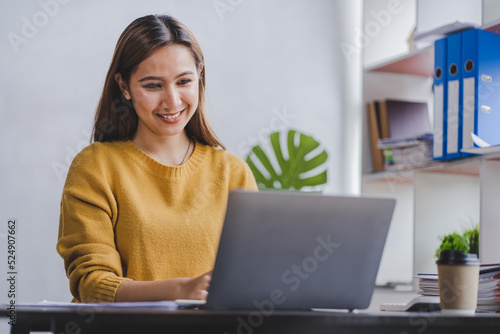 Foto student learning using laptop meeting online classes Educational courses or training, seminars, video calls, online education concepts