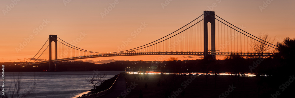 Obraz premium Verrazzano-Narrows bridge in Brooklyn, NYC at sunset