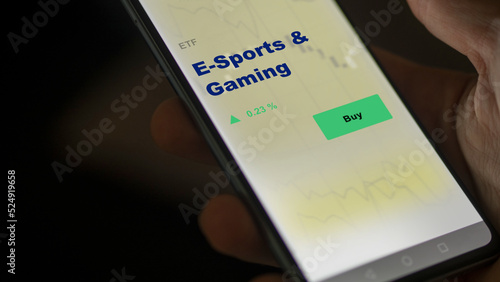 Schilderij op canvas An investor's analyzing the e-sports & Gaming etf fund on screen