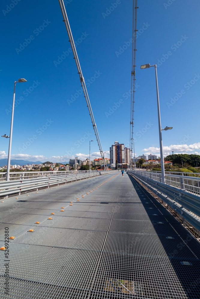 estrada da ponte de Florianopolis  formada por uma grade de aço 