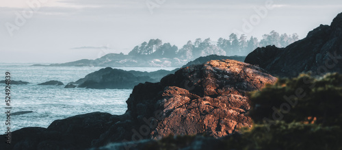 Foto Rugged Rocks on a rocky shore on the West Coast of Pacific Ocean