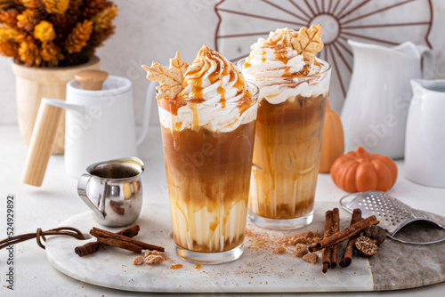 Photographie Iced pumpkin spice latte in tall glasses topped with whipped cream