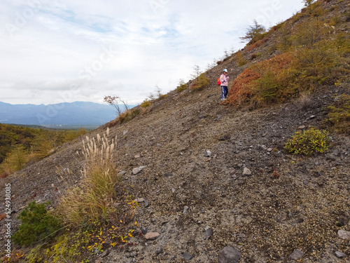 紅葉した秋の浅間山に、親子で山登り © apiox