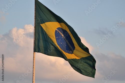 A bandeira brasileira tremulando no céu vespertino do Brasil photo