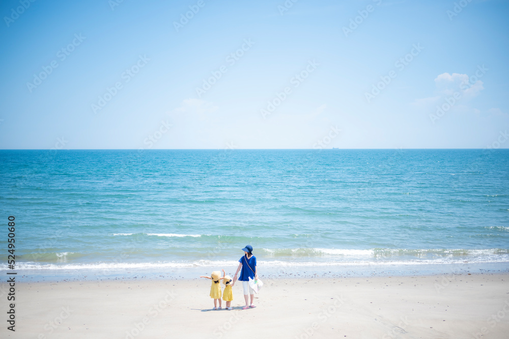 夏の海の砂浜と青い空と親子 夏の海の砂浜と青い空と親子