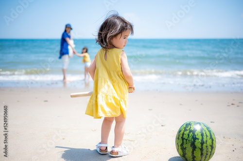 日本の夏の風物詩スイカ割りをする2歳の女の子 photo