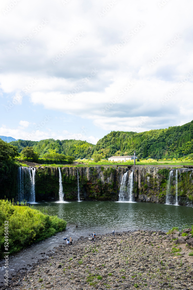 Obraz premium 日本の滝100選のひとつ東洋のナイアガラと呼ばれる大分県豊後大野市の原尻の滝