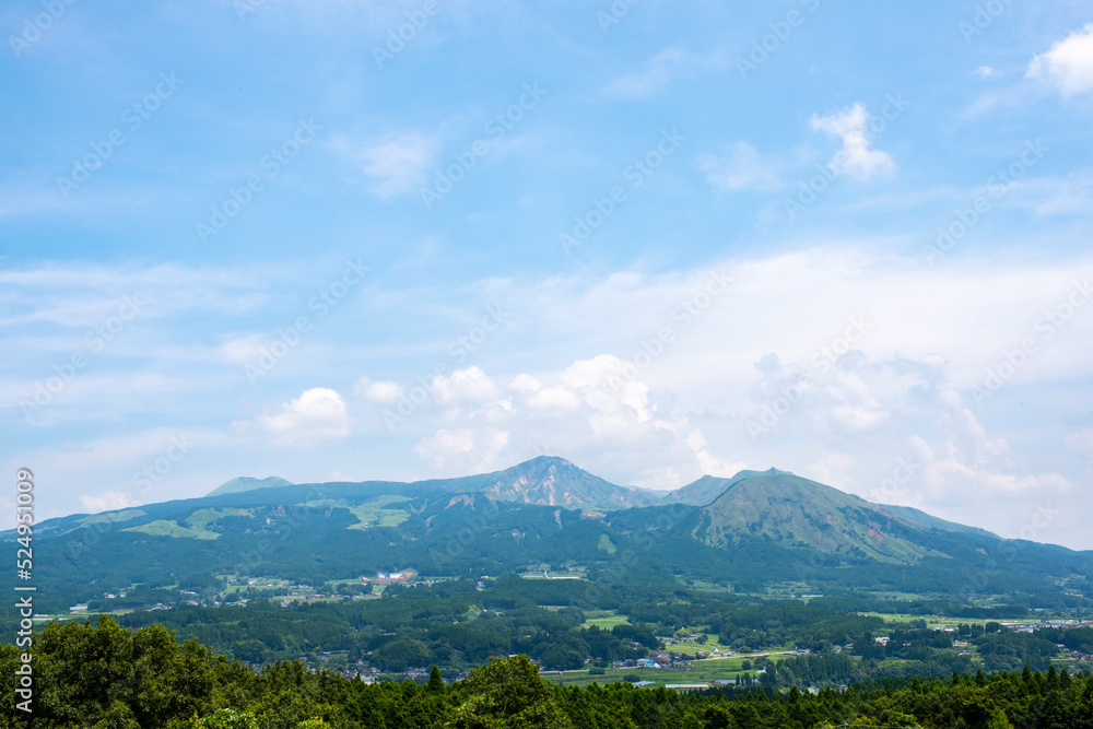 阿蘇カルデラに広がる南阿蘇村の風景と阿蘇山