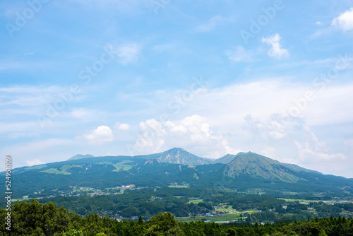 阿蘇カルデラに広がる南阿蘇村の風景と阿蘇山