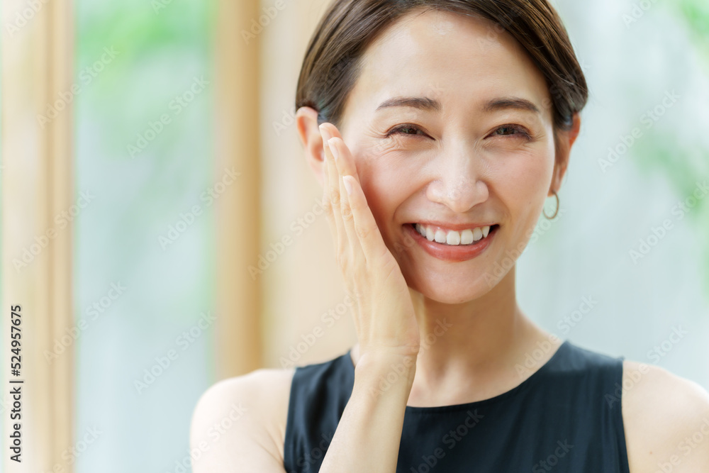 アジア人女性　スキンケア　美容コンセプトイメージ
