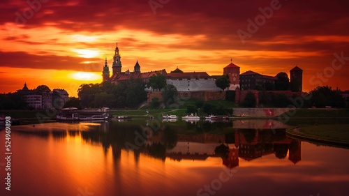 Zamek Królewski na Wawelu o wschodzie słońca ze złotym niebem w tle