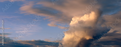 Dramatisches Wolkengebilde vor blauem Himmel