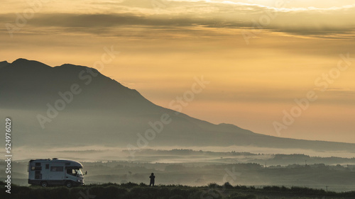 Wallpaper Mural 大観峰の朝焼けと旅人 Torontodigital.ca