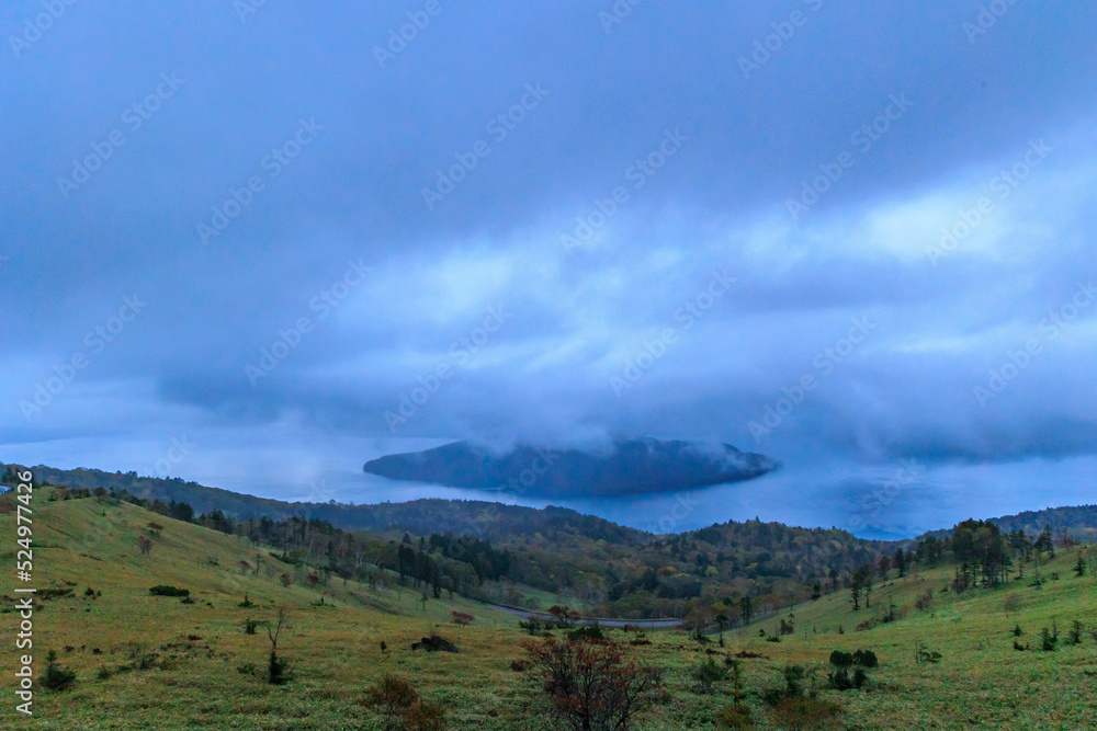 早朝の雲に覆われる美幌峠