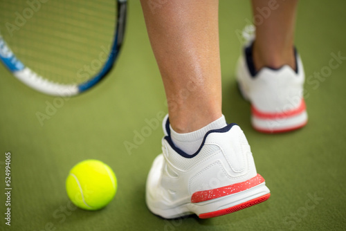 Symbolbild Tennis: Nahaufnahme von einer Tennisspielerin in der Halle