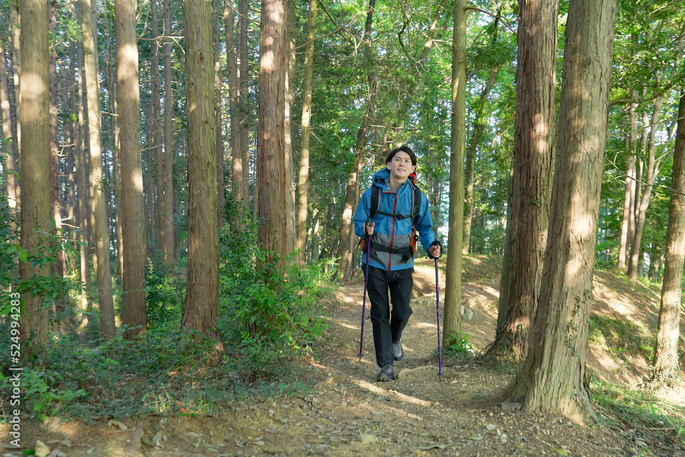 一人で登山する男性 一人で登山する男性