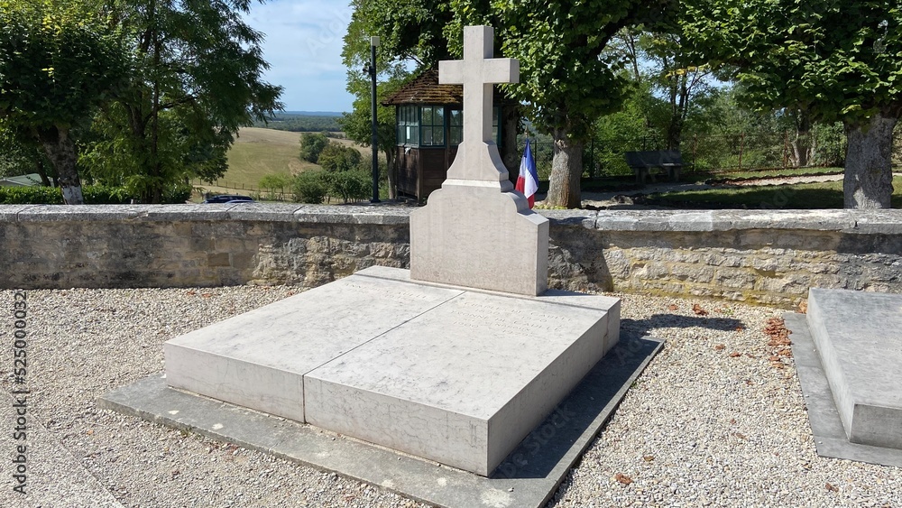 Φωτογραφία The tomb of Général De Gaulle in  Colombey-les-Deux-Églises in France on August
