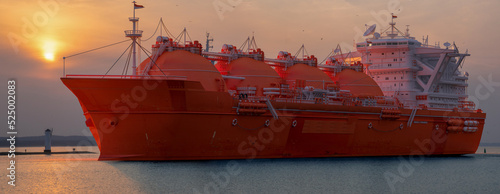 Obraz na płótnie LNG tanker flowing into the port with the supply of liquefied gas w salonie
