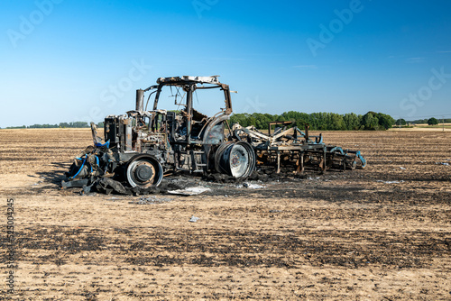 Fotografija Feux de champs, carcasse de tracteur et d'un déchaumeur calciné suite à un incen