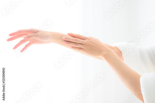 手を手入れする女性 © kapinon