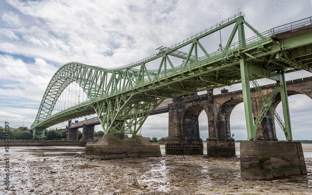 Obraz premium Runcorn Bridges at low tide