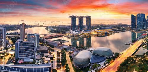 Fotografia Panorama of Singapore city skyline at sunrise, Marina bay