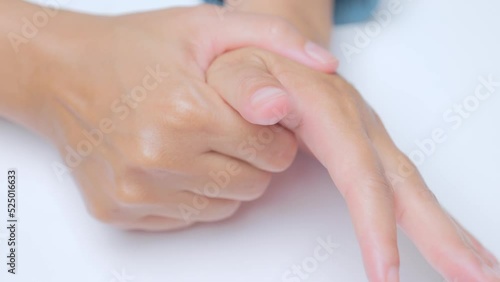 Video of hand squeezing to reduce muscle pain.