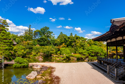 真夏の京都・仁和寺で見た、御所庭園・北庭の風景と快晴の青空