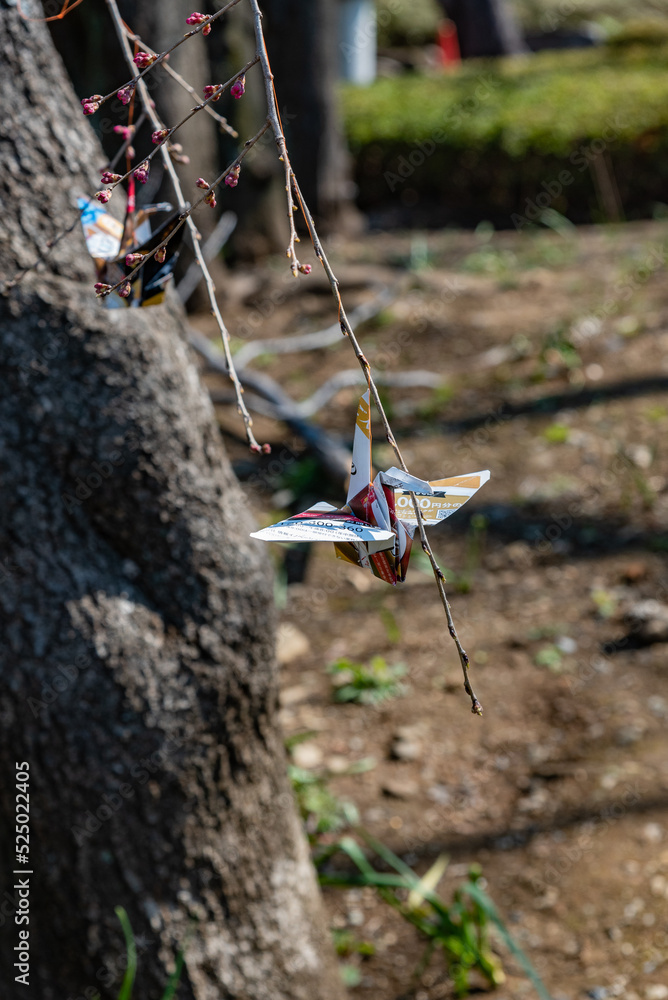 Naklejka premium paper crane on a tree