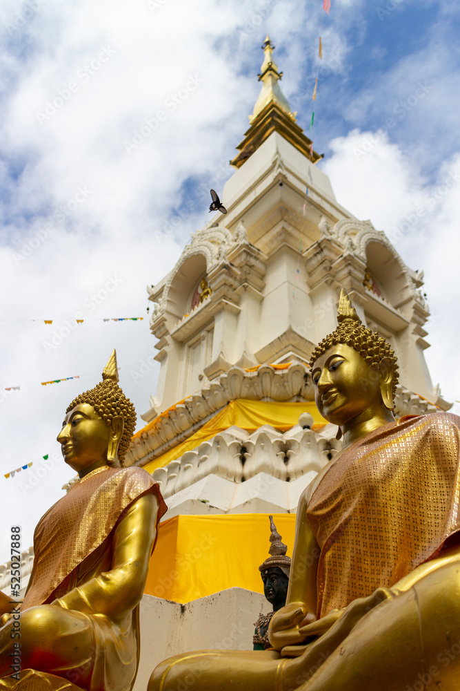 Obraz premium Buddhist pagodas in Thailand with white and gold