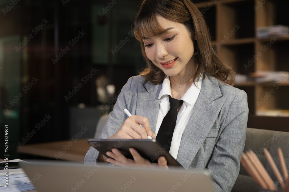 © NINENII - Business concepts, business people working in the work area with tablet and data sheets at the desk.