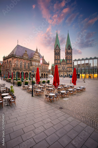 Obraz na płótnie Bremen, Germany. Cityscape image of Hanseatic City of Bremen, Germany with historic Market Square and Town Hall at summer sunrise. w salonie