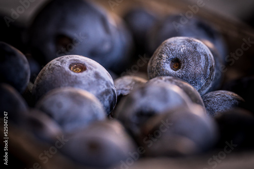 Nahaufnahme von Heidelbeeren in Pappschale