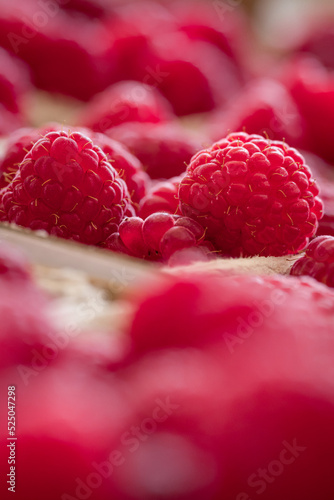 Nahaufnahme von Himbeeren in Pappschale