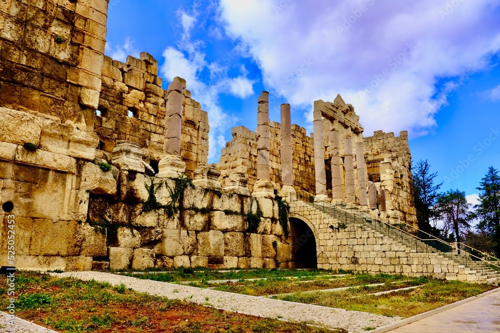 Baalbek im Libanon mit Blick auf die Römische Kulturstätte und den Bergen 