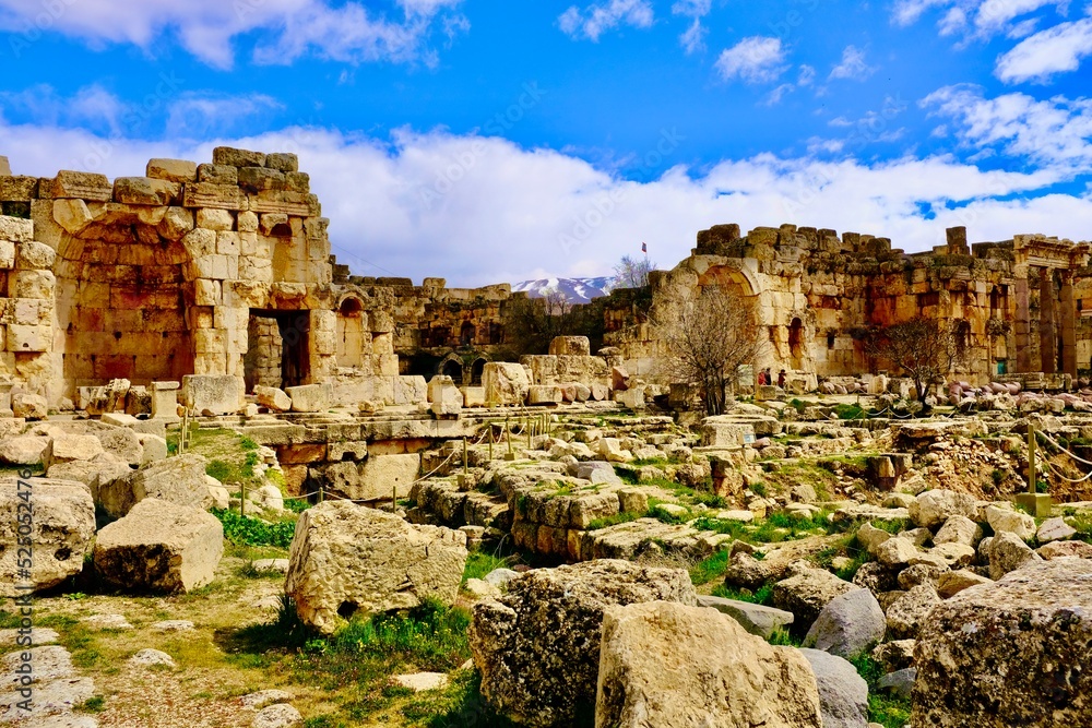 Baalbek im Libanon mit Blick auf die Römische Kulturstätte und den Bergen 