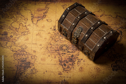 Fotografia Secret treasure box with vintage world map - treasure hunt concept