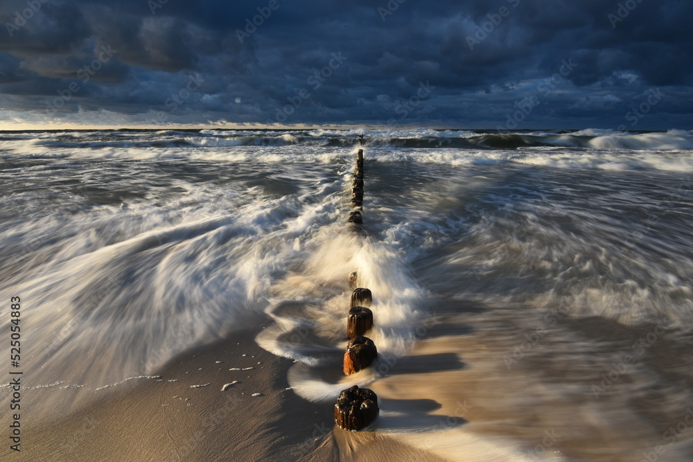 Obraz na płótnie Morze bałtyckie. Plaża w miejscowości Chałupy - półwysep helski, sztorm. Fale, piasek, wybrzeże, woda i falochron. Bałtyk w salonie