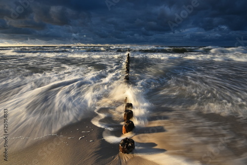 Morze bałtyckie. Plaża w miejscowości Chałupy - półwysep helski, sztorm. Fale, piasek, wybrzeże, woda i falochron. Bałtyk