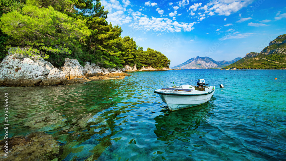 Letni widok łodzi na Adriatyku w Chorwacji - obrazy, fototapety, plakaty 