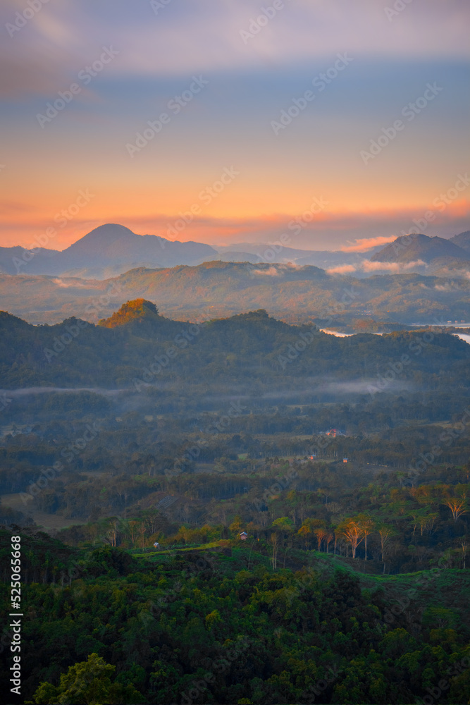 Obraz premium sunrise behind the mountain