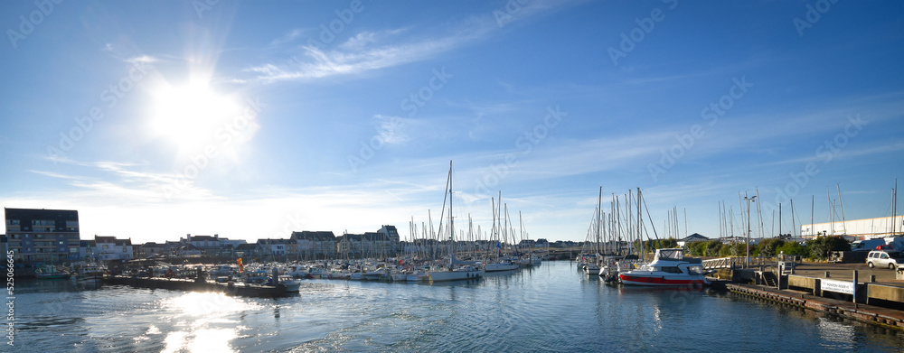 levé du jour, contrejour, port, bateaux, voiliers, mats ,reflets, ciel, soleil, Port de la Turballe (Bretagne, golfe du Morbihan. Ouest France)