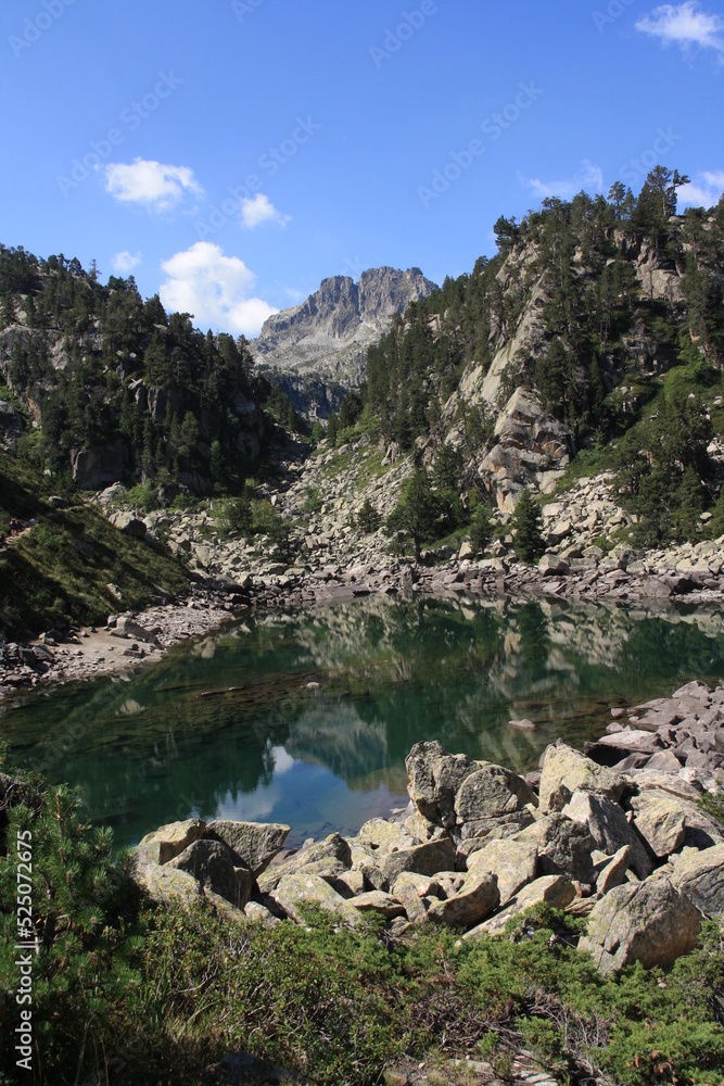 Obraz premium Lago en circo glaciar en las montañas del Pirineo