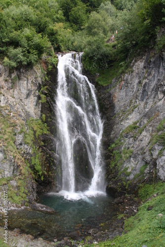 Caida de agua en cascada en nacedero de rio