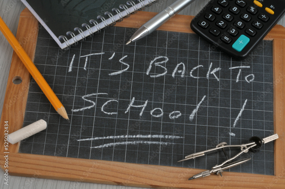 Rentrée des classes écrit en anglais sur une ardoise d'école avec des